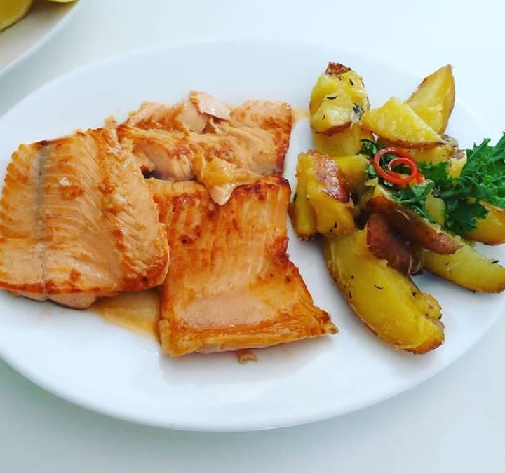 Salmón a la Plancha con Papas Rústicas